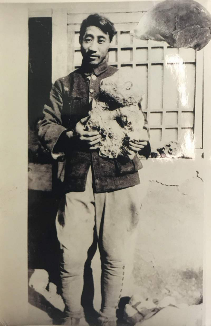 裴文中抱着经过石膏加固、包裹好的“北京人”头盖骨。受访者供图