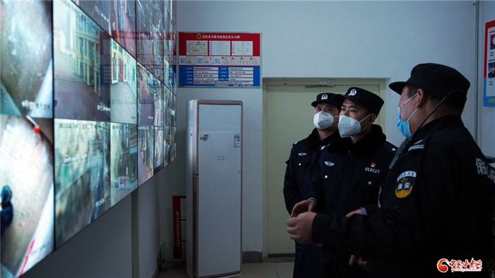 城关分局九州派出所民警利用小区智慧安防平台查看小区情况