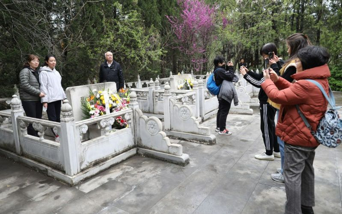 4月5日，周口店北京人遗址博物馆，裴文中先生的后人来此祭扫。新京报记者 浦峰 摄