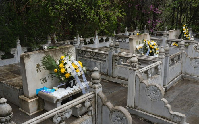 清明时节，几位院士墓前都摆上了纪念缅怀他们的花。新京报记者 王巍 摄