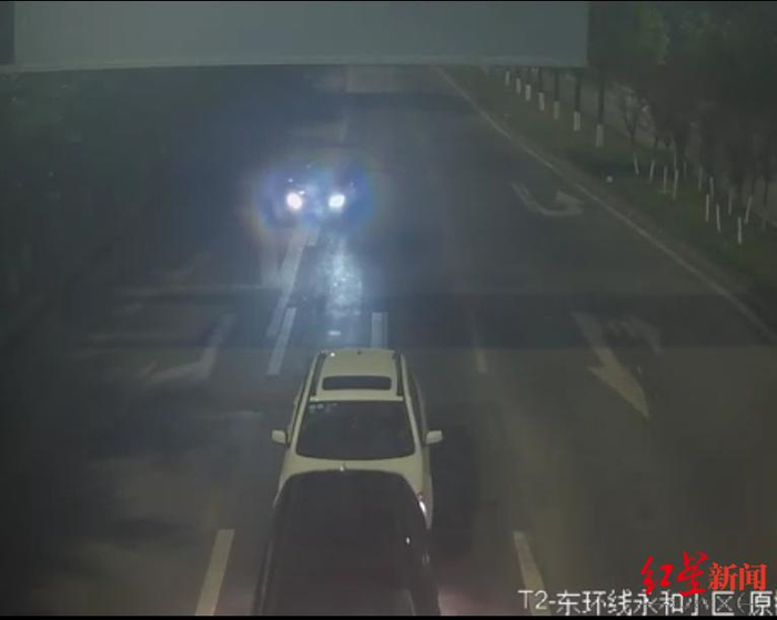 ↑男子误挂倒挡撞上后车，视频截图