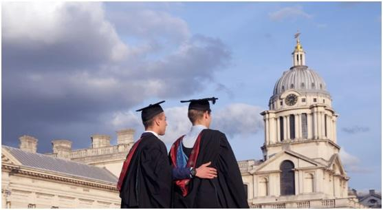 ↑芝加哥大学舆情调研中心（NORC）调查发现，56%的美国人认为攻读四年制本科学位是一个糟糕的选择