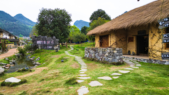 　　富有瑶族特色的建筑 任珍宇/摄