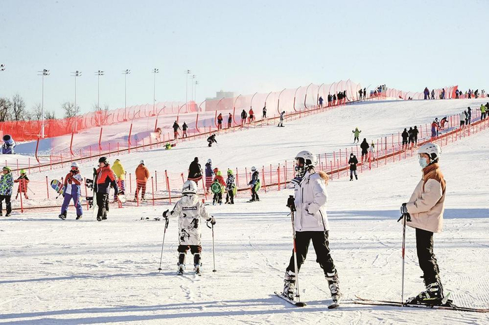     路北区弯道山城市更新示范单元中，以滑雪、滑草为双特色的体育公园全面运营。    本报记者 吕光宇 摄