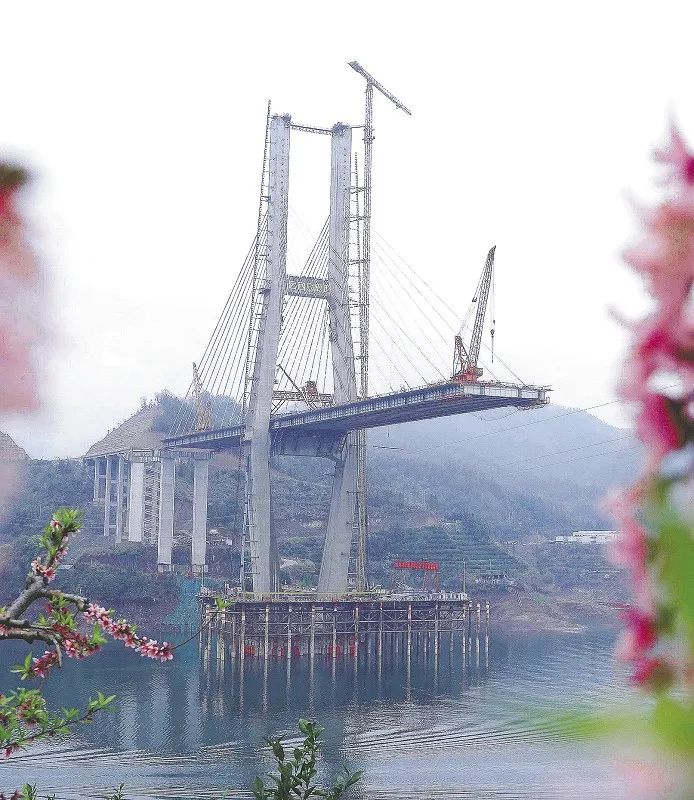 建设中的马路口资水特大桥6号塔。