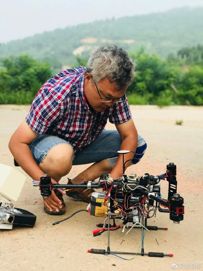 李哲和团队进行无人机测绘