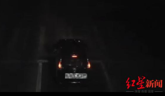 ↑男子醉酒后将车停在路口睡着了 视频截图