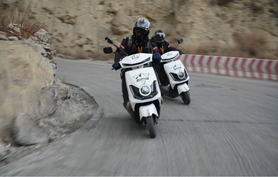 　　图:爱玛骑行车队即将穿越怒江大桥