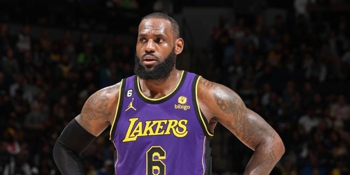 詹姆斯太阳赛场内外的影响力如何重塑球队文化