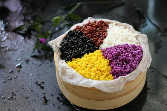 ▲壮家五色糯米饭（图源防城港市博物馆官网）