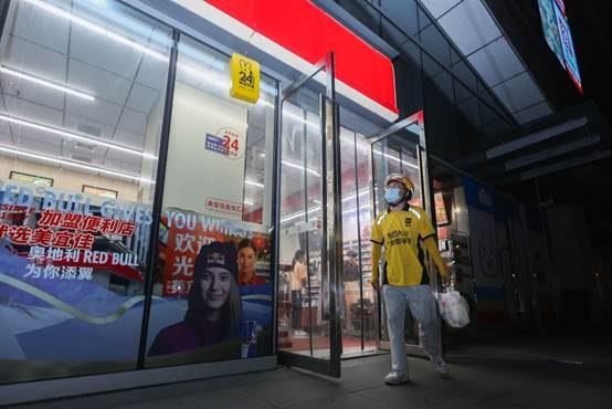 ▲居民深夜下单，便利小店通过外卖配送服务送出商品（摄影：李鸣）