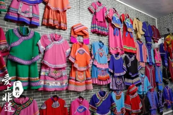▲壮族服饰成品（图源广西日报-广西云客户端）