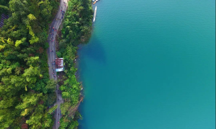 沿途：湖光山色