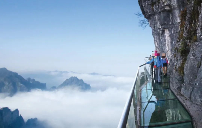 天门山玻璃栈道。图/张家界天门山景区官方微博