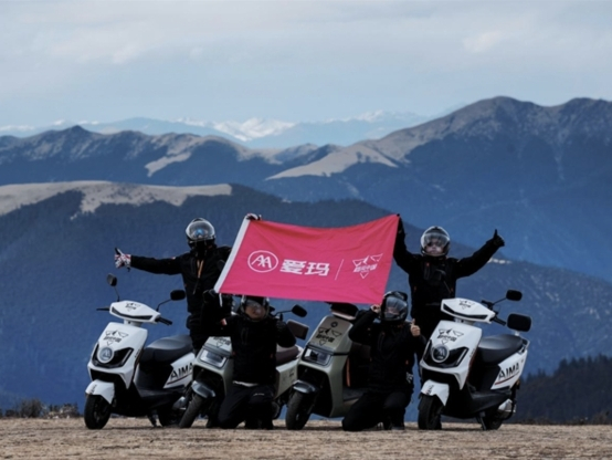 　　图:爱玛《翻阅中国》车队在G318川藏线上