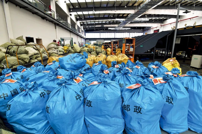 浙江义乌国际邮件互换局内，一批批大小不一的出境邮件，经过义乌海关邮件监管系统自动识别完成分拣、办理完成通关手续，发往美国、西班牙、英国、德国等国家和地区。图/视觉中国