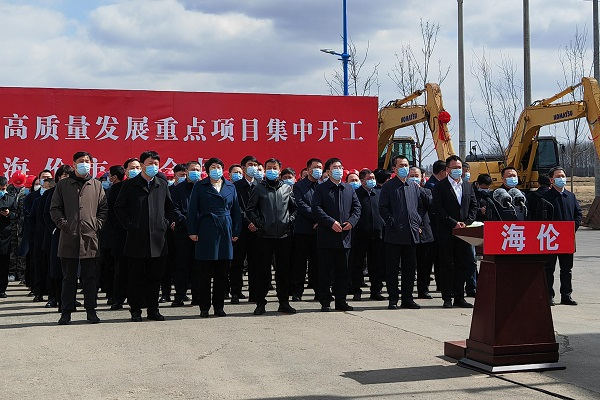 集中开工仪式现场。海伦市委宣传部供图