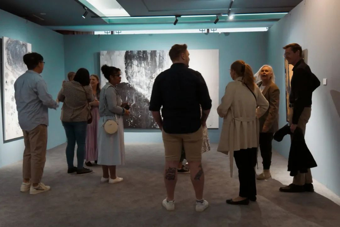 　　来自各国的书法爱好者前来展览分享学习