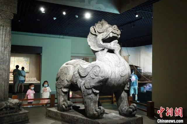 常州博物馆展出的古代石麒麟。安东 摄