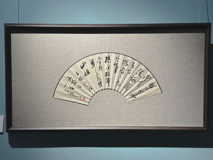 　　徐文达《岩櫵赏徒扇面》，1992年