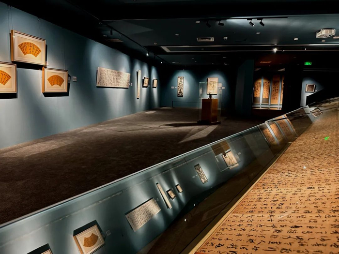 　　《书谱》长卷呼应对面传统大师墙面作品，倒影其上，似时光重叠