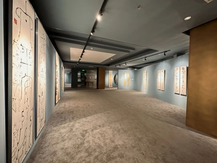 　　展厅楹联区域，对仗工整，视觉震撼