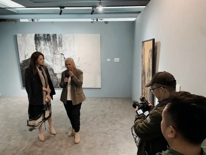 　　策展人与艺术家为观众导览