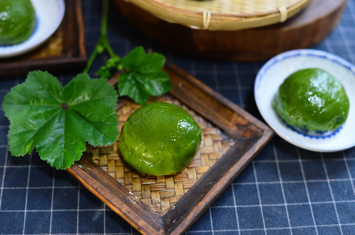 ▲往年清明时节，成都市民动手制作的青团 资料图 图据ICphoto