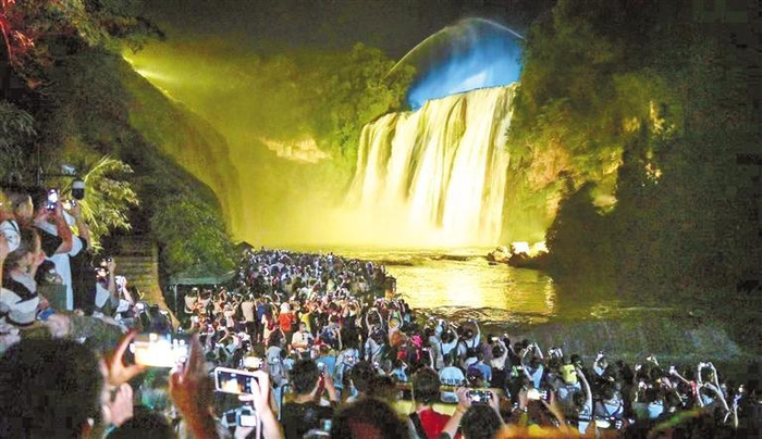     夜游黄果树。  （黄果树旅游景区供图）