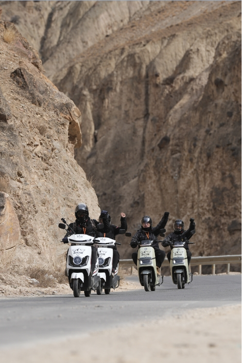 　　图:爱玛骑行车队成功翻阅怒江72拐及业拉山99道拐