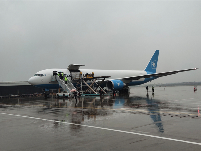 4月6日，马士基从杭州飞往美国芝加哥的货机正在装货 图片来源：企业供图
