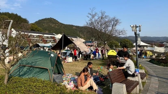 东钱湖畔人气旺。通讯员 董岷 供图