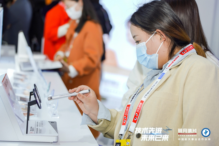 　　图|防蓝光笔测一测阻隔效果