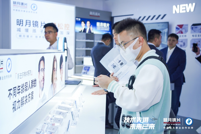 　　图|行业观众认真研究镜片材质