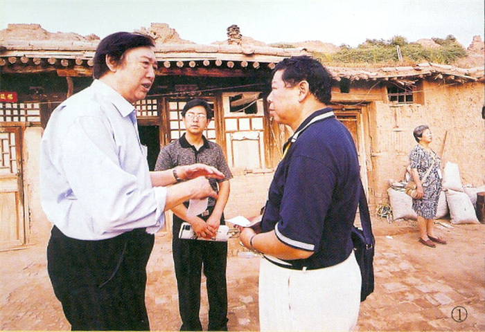 本文作者郑一民（右）与冯骥才在蔚县考察古民居。