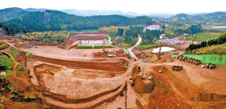 乐至高铁站特大桥项目建设现场。姚阳摄