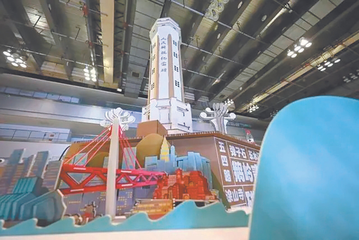     用环保瓦楞纸搭建而成的“解放碑”