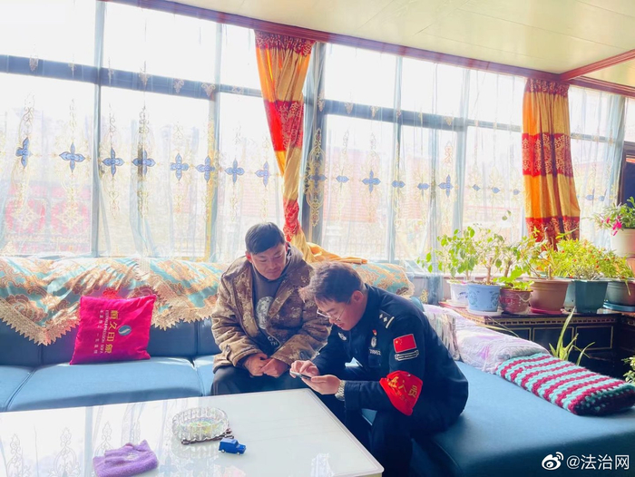 图为抵边民警吴子斌走访村民家。