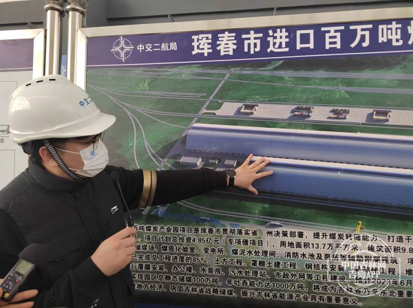 （该项目发展部副部长张皓向记者介绍项目进展）