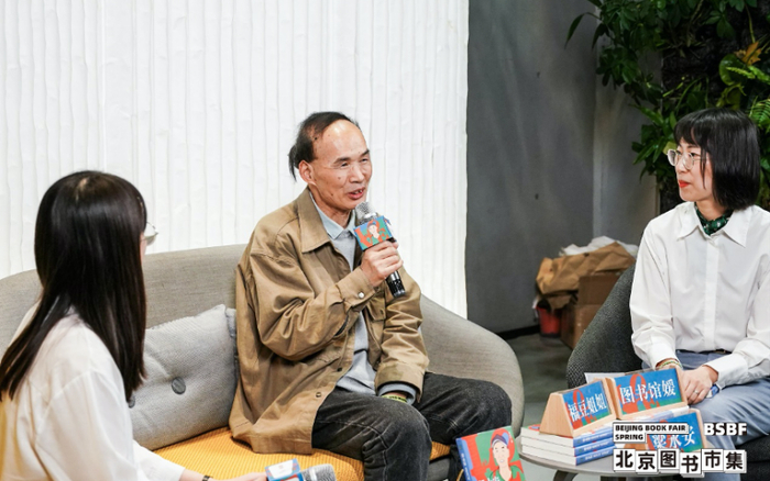 梁永安（中）在北京图书市集·春季场活动现场。