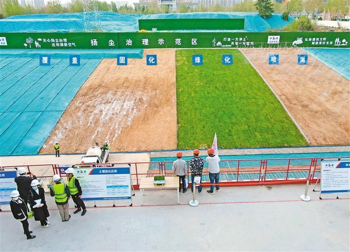 参会人员现场观摩三殿村片区城市更新安置楼项目工地的大气污染治理措施 记者 谢伟 摄