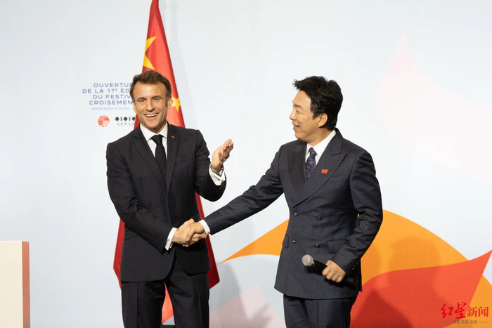 ↑马克龙总统和黄渤在第17届“中法文化之春”艺术节开幕式现场互动 图据红砖美术馆
