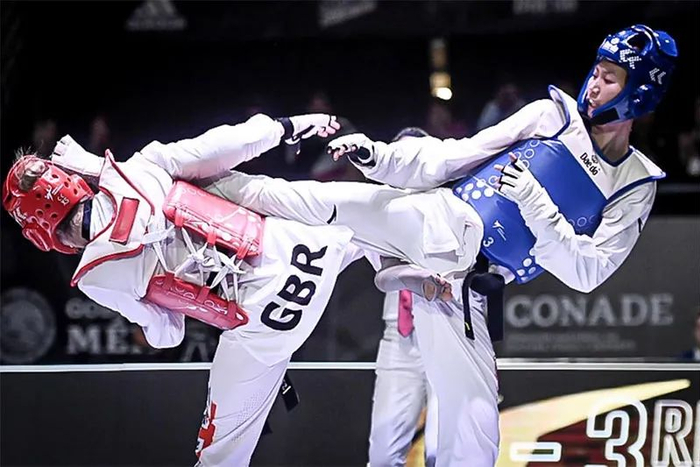 骆宗诗（右）在2022年世界跆拳道锦标赛半决赛中。图源：中国跆拳道协会官网