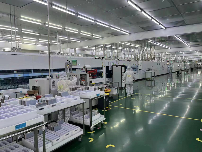　　平煤隆基新能源科技有限公司明亮整洁的现代化生产厂房。陈高龙摄