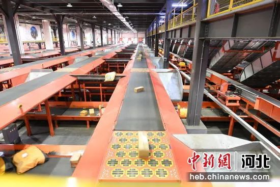 图为廊坊市永清县的圆通速递北方总部基地自动化分拣设备。