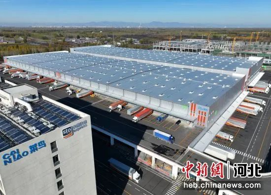 图为申通快递北方总部基地，车辆正在运送快件。