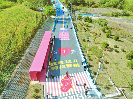 鹿泉区岸下村“1314爱情公路”。 鹿泉区委宣传部供图