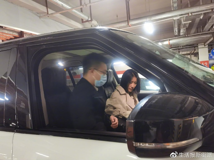 工作人员介绍车况