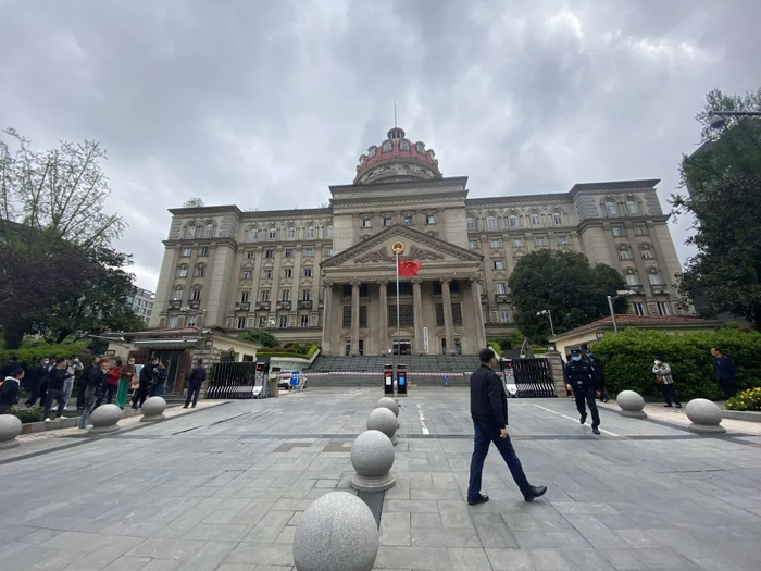 因无法申请旁听，诸多媒体在重庆市高院外直播重庆姐弟坠亡案二审。