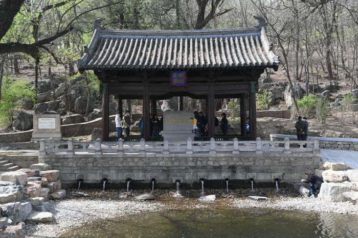 白浮泉遗址九龙池始建于元代，青石龙首所呈现的“龙泉漱玉”景观为明、清时期燕平八景之一。新京报记者 王颖 摄